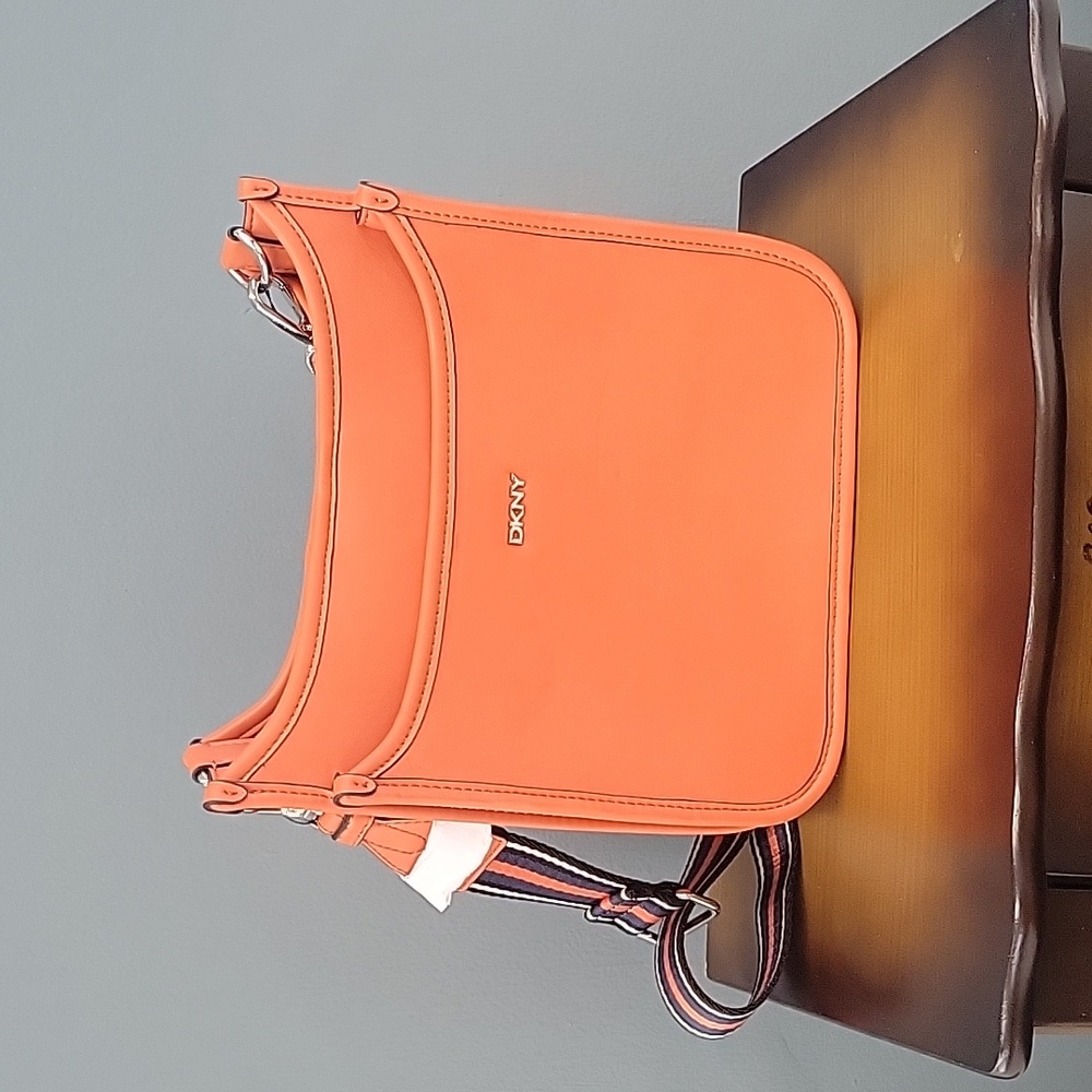 Dkny brook messenger nwt